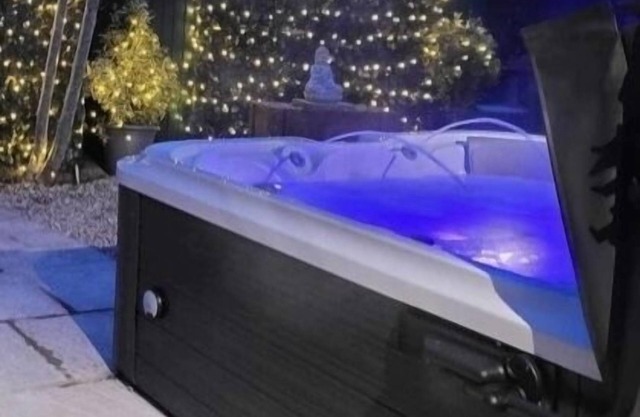 Elckys stunning HOT TUB lodge York with secure garden and kids play area