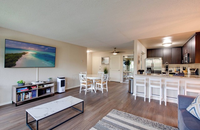 Electric Blue Abode! Central and Oceanside