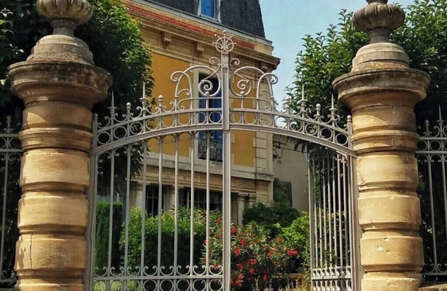Elegant 1 bed garden apartment in a Château near the Canal Du Midi at Homps !