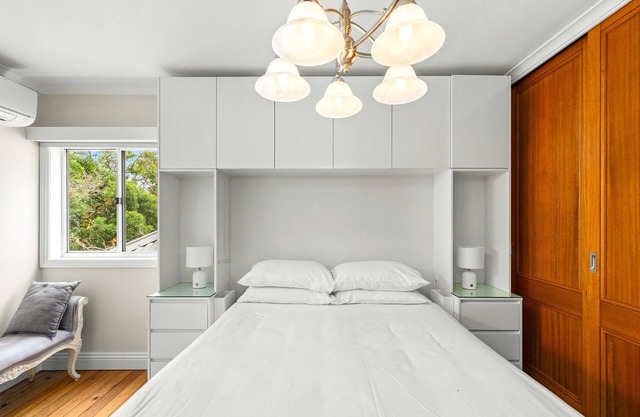Elegant 1-Bed with Study by Balmain Wharf