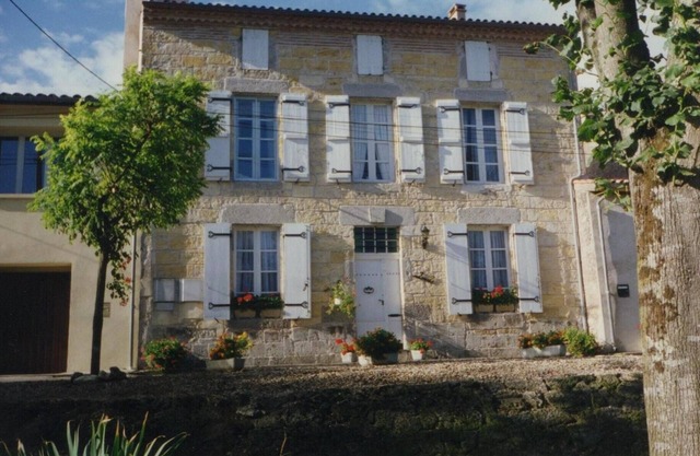 Elegant 18thC ‘Maison de Maitre’ overlooking River Lot and Clairac Abbey