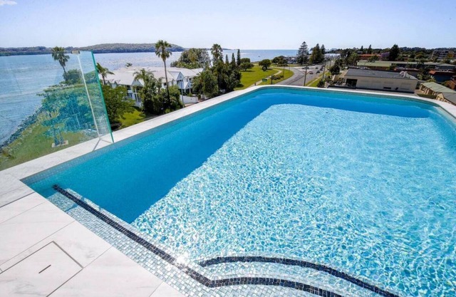 Elegant 2-Bed Apartment with Incredible Bay Views