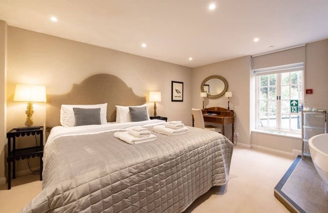 Elegant 2 Room Suite in the Heart of Knightsbridge
