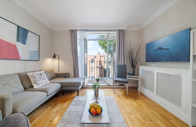 Elegant 3-bed home with balcony