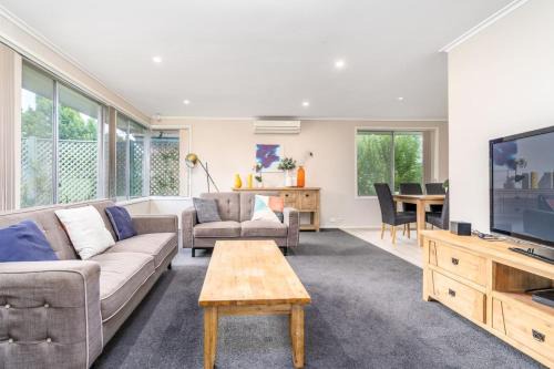 Elegant 4 Bedroom Home in Chifley - Hosted by Canstay