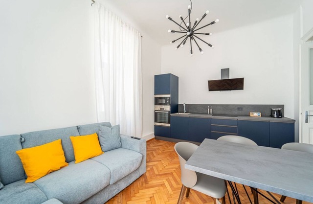 Elegant apartment located on the third floor of a building without a lift.In 103 square meters of space, it accommodates 7 people, with three bedrooms and a living area with a kitchenette.Full bathroom and a service bathroom.Free parking on white lines a