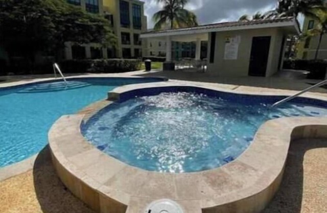 Elegant Apartment/Poolfront & Steps from the Beach