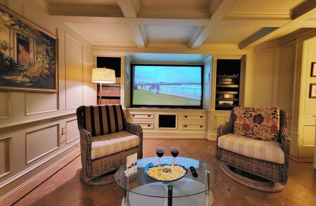 Elegant Apartment with Cozy Fireplace & Movie Theater-Near Toronto Airport