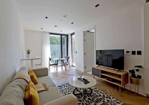 Elegant Apartments Kensington with Private Balcony
