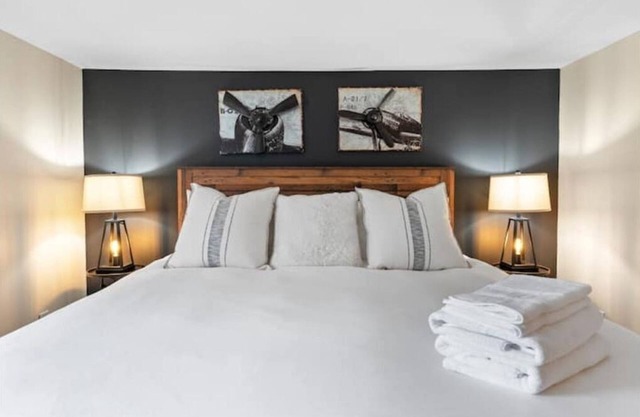 Elegant apt minutes from beach