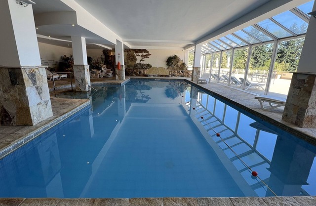 Elegant Nahuel Huapi Retreat – Spacious Room w/Lake and Garden Views Nearby