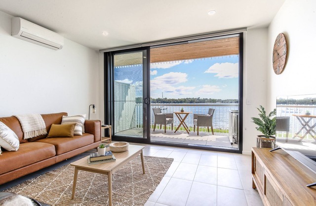 Elegant Bay Side 1-Bed Apartment with Views
