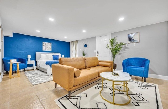Elegant, cozy basement apartment - 5 minutes from popular shopping/dining areas
