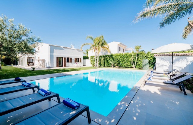 Elegant family villa,big heated pool,400 mt. to the sea, garden, bbq,free wi-fi.