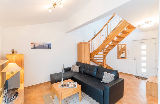 Elegant gallery apartment with south-facing balcony, just a few meters from the beach