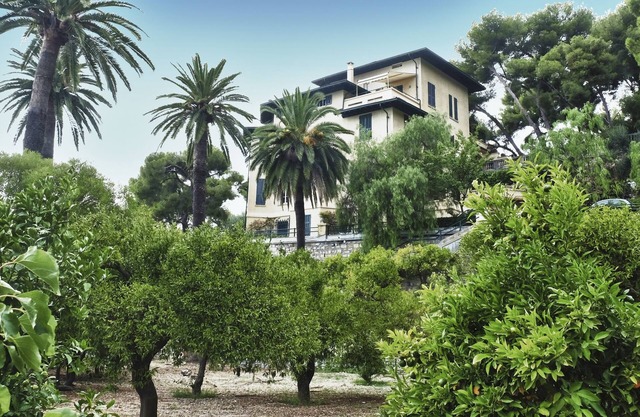 Elegant historic villa with park on the seafront