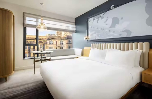 Elegant King Room with Rooftop Bar and Restaurants in Timbri Hotel, SF
