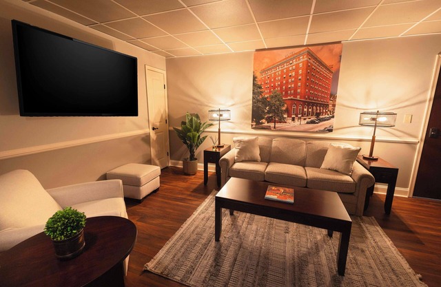 Elegant King Suite in Bethlehem on Historic Main Street with full Kitchen