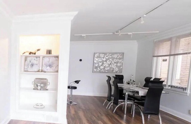 Elegant, large 2 bedroom main floor apartment