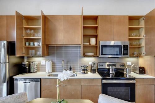 Elegant Modern Studio mins from Riverwalk