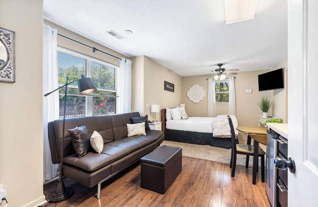 Elegant Oasis in the Ozarks: Queen Studio Suite at StoneBridge Village