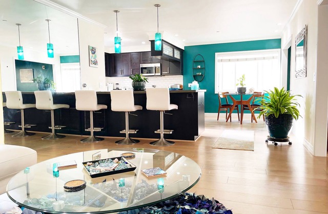 Elegant, peaceful, contemporary hillside home w/tropical patio/colored lighting