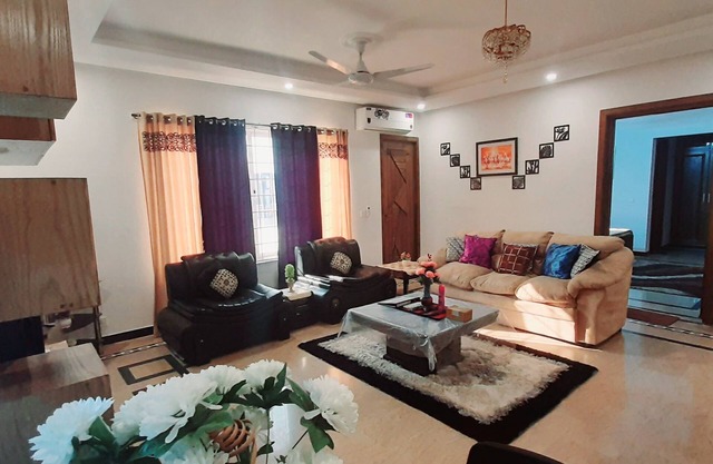 Elegant, Private, Luxurious & Cosy 2BHK, Spacious bedrooms, Wi-fi & Netflix