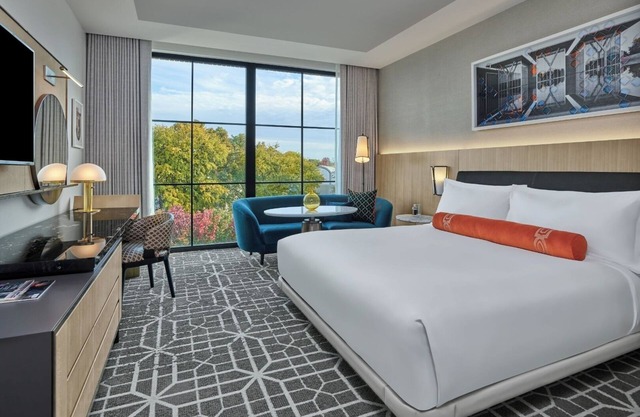 Elegant Room w/Balcony Designed for Arts & Leisure