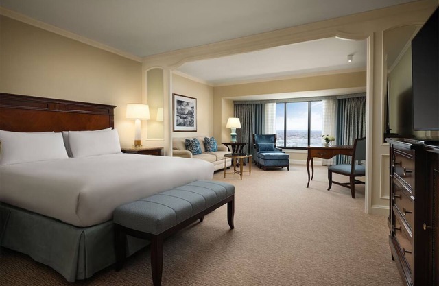 Elegant Room w/Heated Pool & Luxurious Décor for Ultimate Relaxation