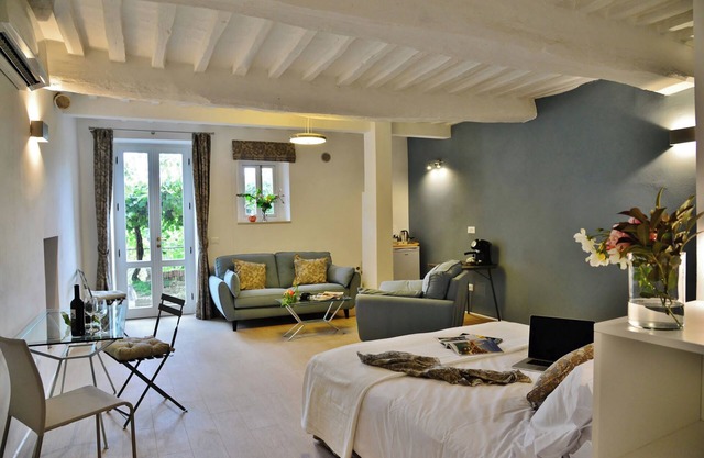 Elegant self-catering studio with a private garden in a charming historic town