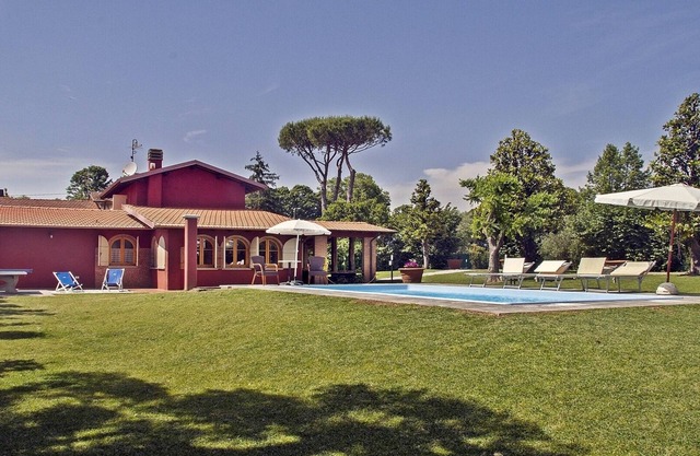 Elegant single villa with garden and swimming pool 3km from the sea.