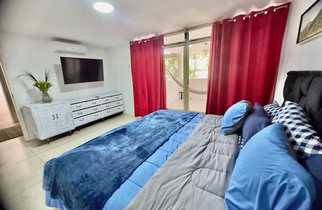 Elegant & Spacious 3-Bedroom, 3-Bath Apartment, Large Terraces, wifi & smartv