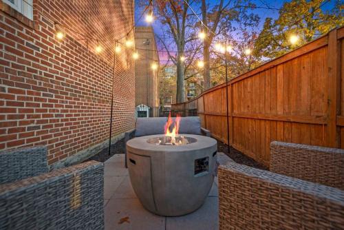 Elegant Townhome in Heart of Arlington Kid & Pet-Friendly
