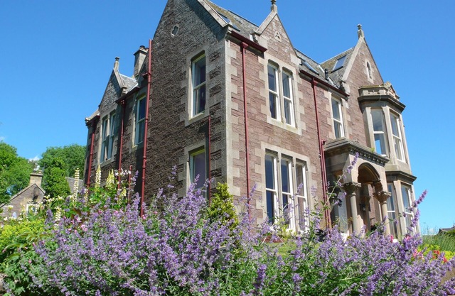 Elegant Victorian self catering flat (5 people) in Crieff, the heart of Scotland
