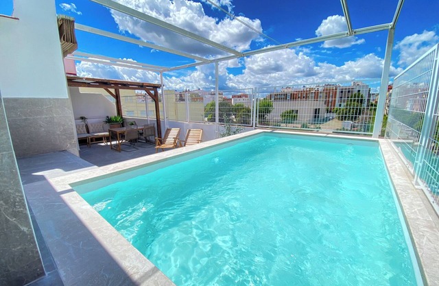 Elegant villa with Private Pool in Nervión close to metro, perfect for groups