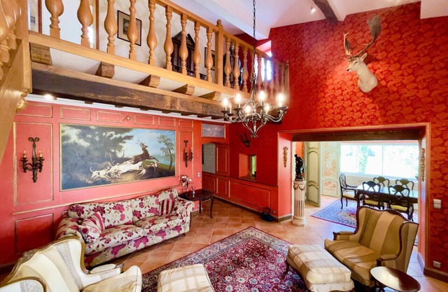 Elegant Wine Estate: Stunning Views, Heated Pool & Wi-Fi