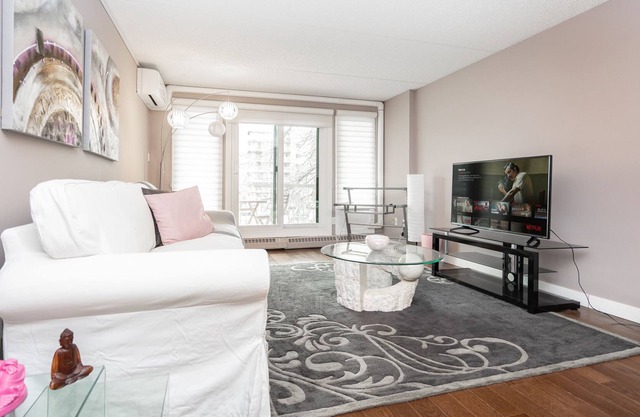Elegantly Designed 2 Bedroom Condo (Parking)