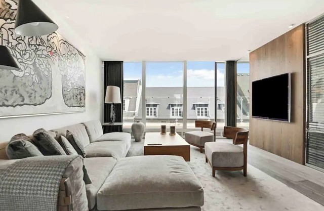 Elite Penthouse: prime location!