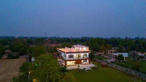 ELIVAAS 3 BHK Amber Villa With Pvt Pool, Game Room & Studio Rooms