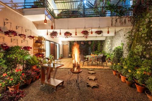 ELIVAAS 5 BHK with Garden & Balconies - Lakeview Manor