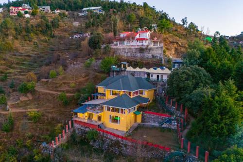 ELIVAAS Silverstone 6 BHK villa with Garden & Gaming Zone