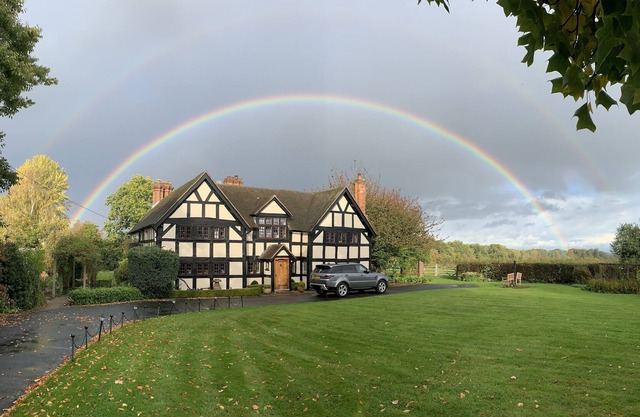Elizabethan timber-framed manor with 6 bedrooms