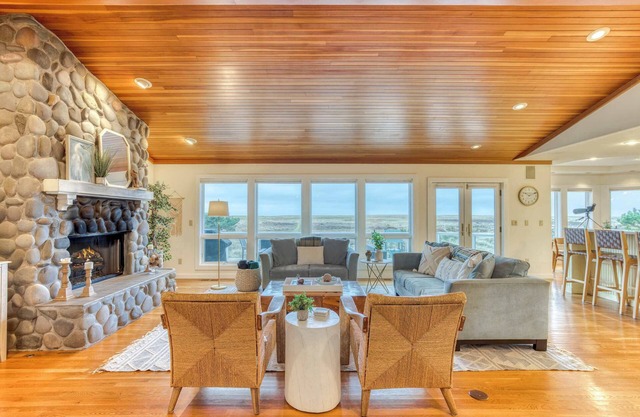 Elk Ridge - Lux Oceanfront Family Retreat Hot Tub