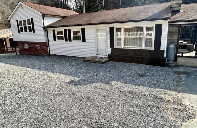 Ellis House Trail Lodging Sleeps 20