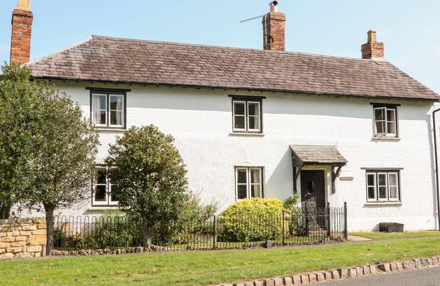 ELMHURST COTTAGE, pet friendly, with open fire in Chipping Campden