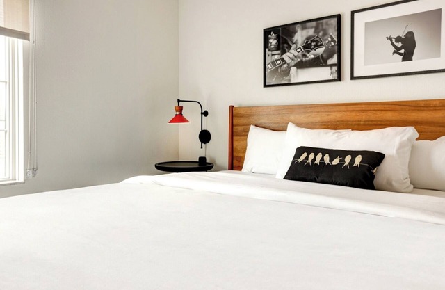 Elwood King Stay, Downtown Lexington, Hotel Outside Patio