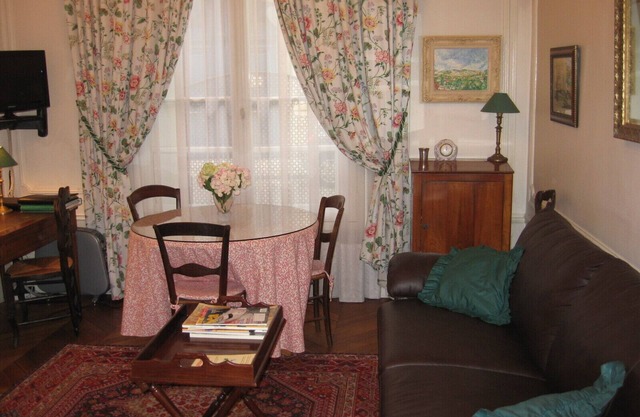 Elysees-Large, beautifully appointed air condit. studio-apartment sleeps 2 to 4
