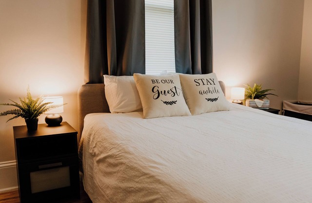 Emerald City Bnb - Cozy Bungalow Mins to Lander University & Self Regional