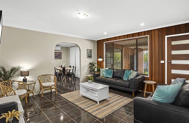 Emerald Hub 1 is one half of Emerald Hub, with its own entrance, kitchen, lounge room and bathroom