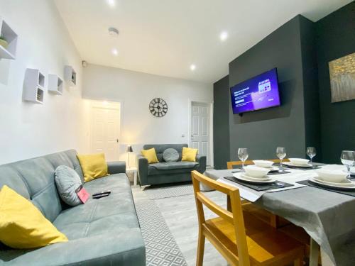 Emerald Living - Hanley, Stoke-on-Trent, sleeps 5, with free parking!